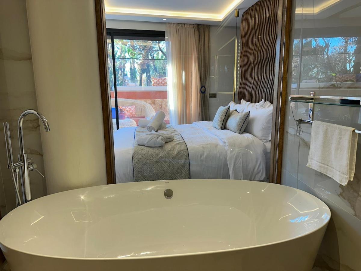 Yves Saint Laurent Jacuzzi Elegance Appartement *